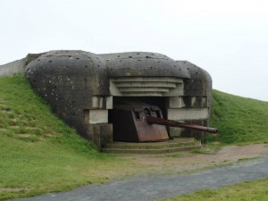 The guns were 155 mm guns taken from a decommissioned destroyer. Therefore they were placed on rotating mounts and were unable to be wheeled in and out of the casemates as would a field artillery piece. Please note the shell splinters in the side panel caused by a near miss from HMS Ajax.